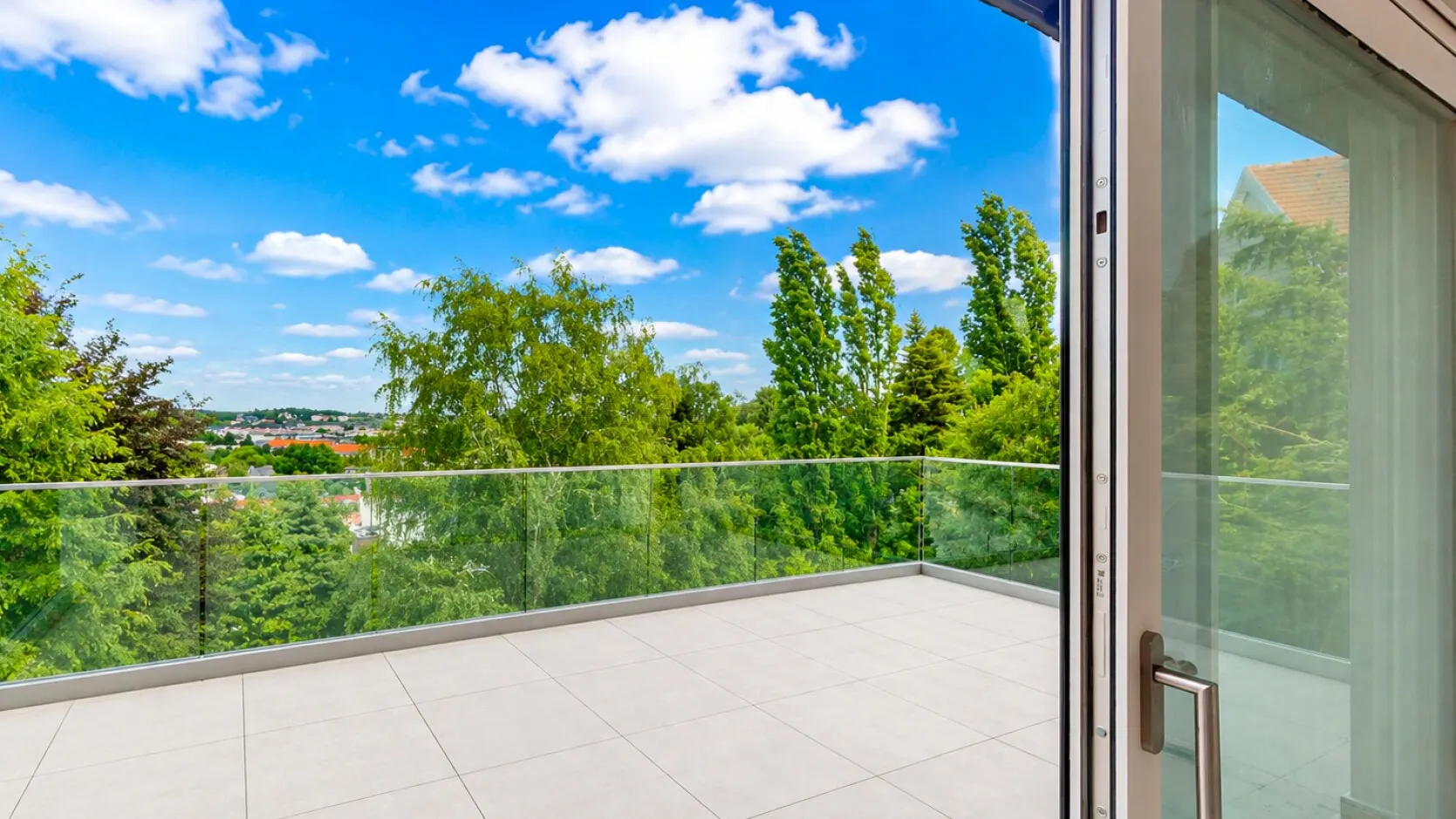 Großzügige Dachgeschossresidenz mit 45 m² Wohnküche, zwei Balkonen und kaum Dachschrägen