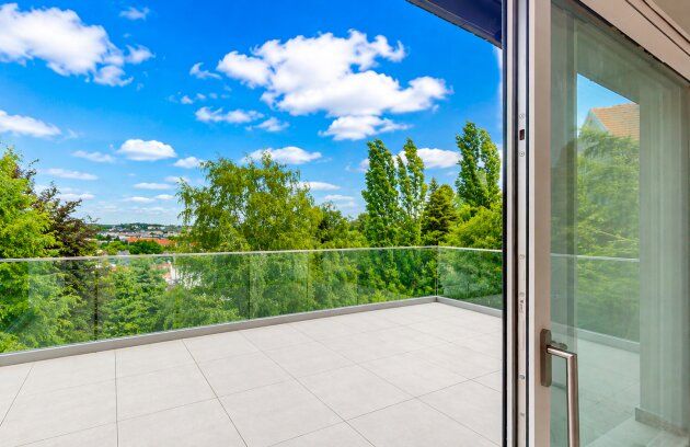 Großzügige Dachgeschossresidenz mit 45 m² Wohnküche, zwei Balkonen und kaum Dachschrägen