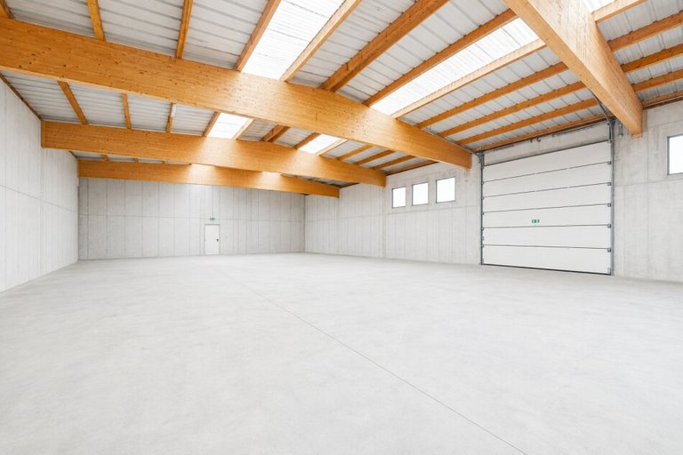 Attraktiver Gewerbestandort mit Hallen, Büro und großzügigen Freiflächen zur Miete – Kaufoption möglich!