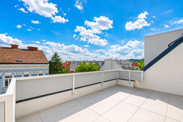Dachgeschoss mit Südwest-Terrasse — Neubau 2022, Lift, Klimaanlage und Garagenplatz inklusive