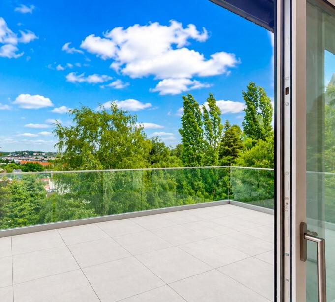 Großzügige Dachgeschossresidenz mit 45 m² Wohnküche, zwei Balkonen und kaum Dachschrägen