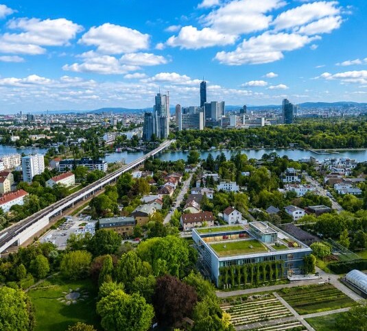 Über den Dächern Wiens: Sky Living mit Rooftop-Pool, International School und U1 vor der Tür