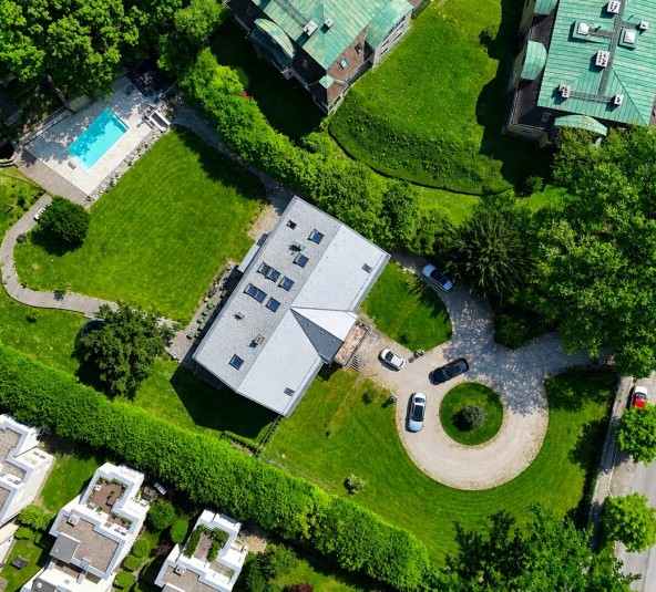 Das ist keine Villa. Das ist ein Statement.          This is not a villa. This is a statement.
